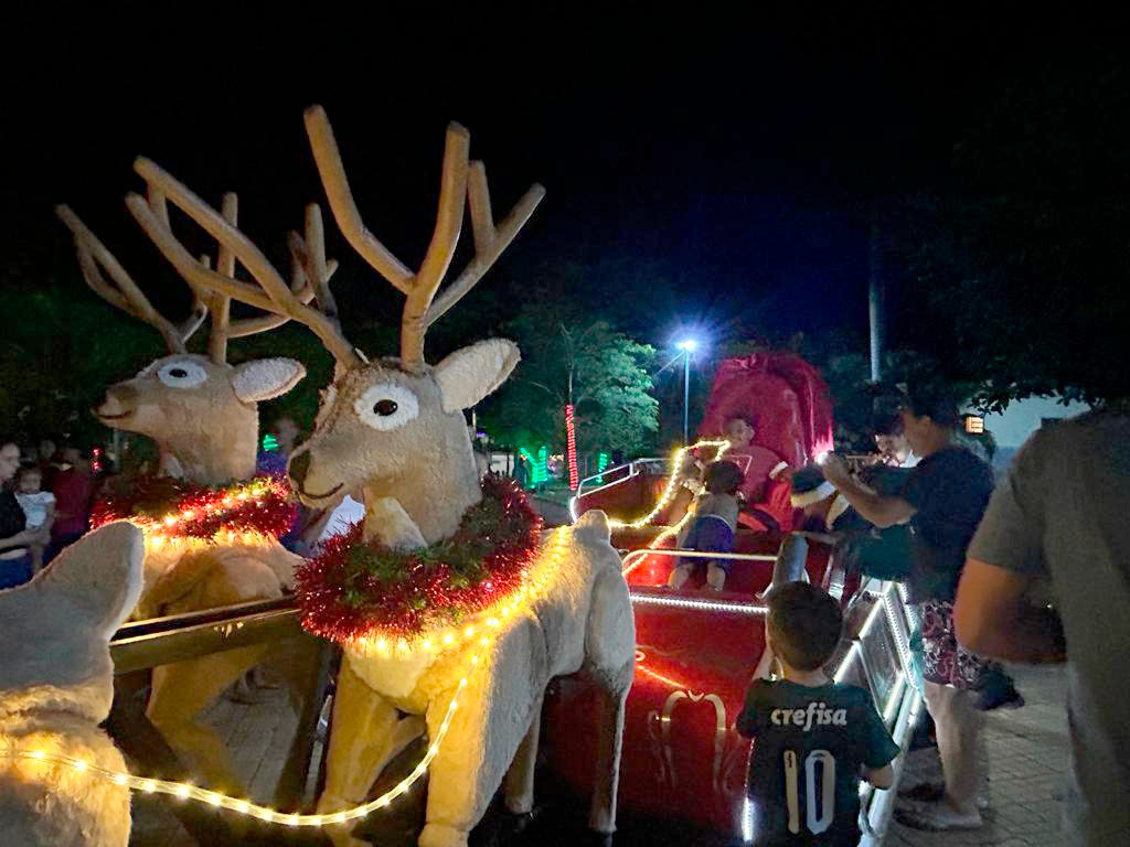 CHEGADA DO PAPAI NOEL EM POTUNDUVA MOVIMENTA PRAÇA DA MATRIZ