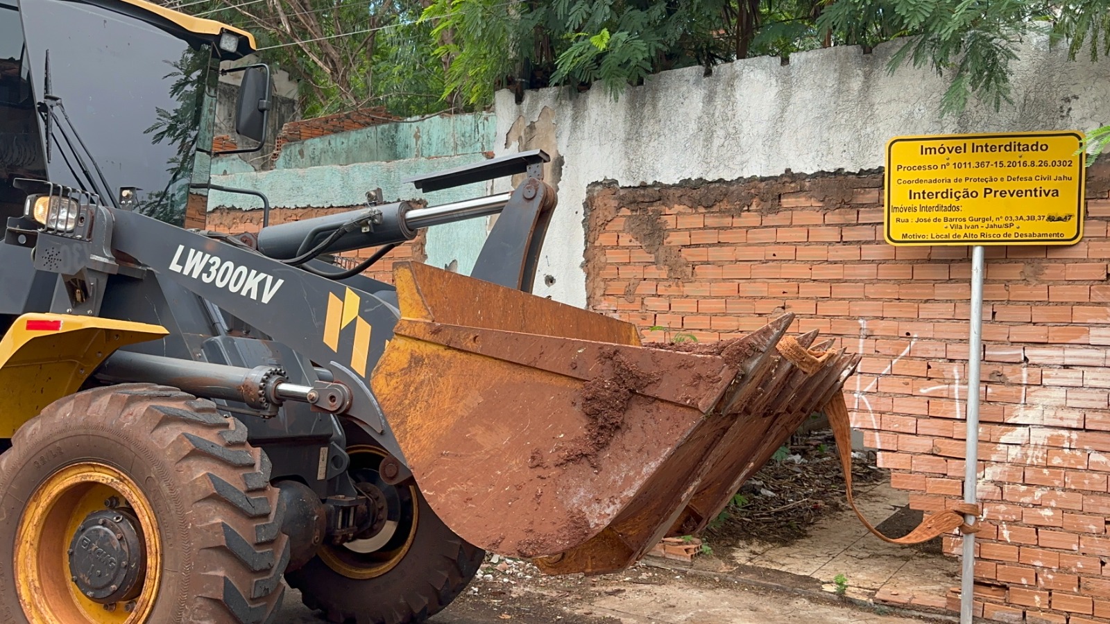 PREFEITURA CONDUZ DEMOLIÇÃO DE IMÓVEIS INTERDITADOS NA VILA IVAN