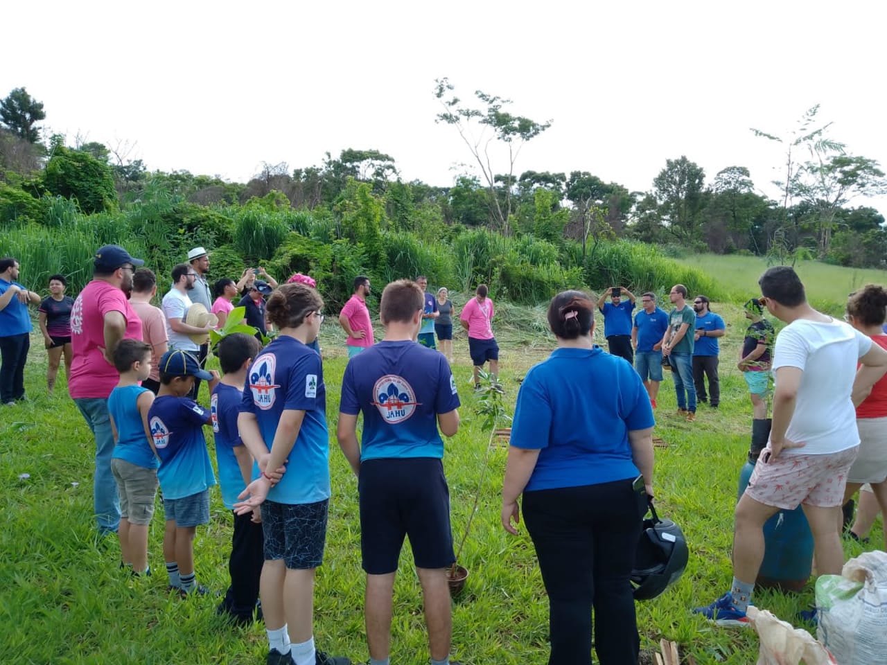 PREFEITURA PROMOVE PLANTIO DE ÁRVORES EM PARCERIA COM OS ESCOTEIROS DO AR