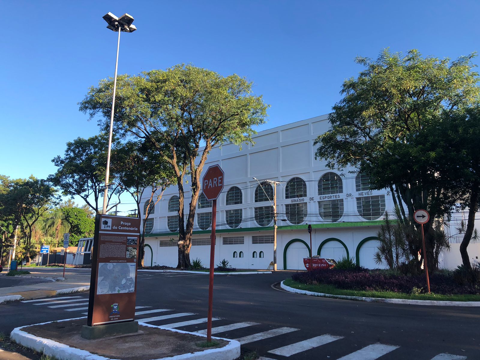 PREFEITURA REALIZA PODA DE LEVANTAMENTO DE ÁRVORES NA REGIÃO DO BECO