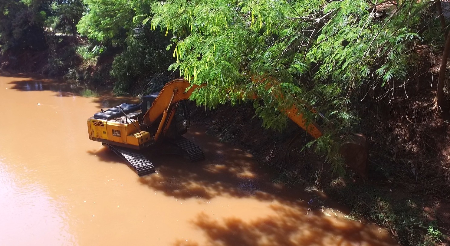 TRABALHOS DE LIMPEZA DO RIO JAÚ SEGUEM AVANÇANDO