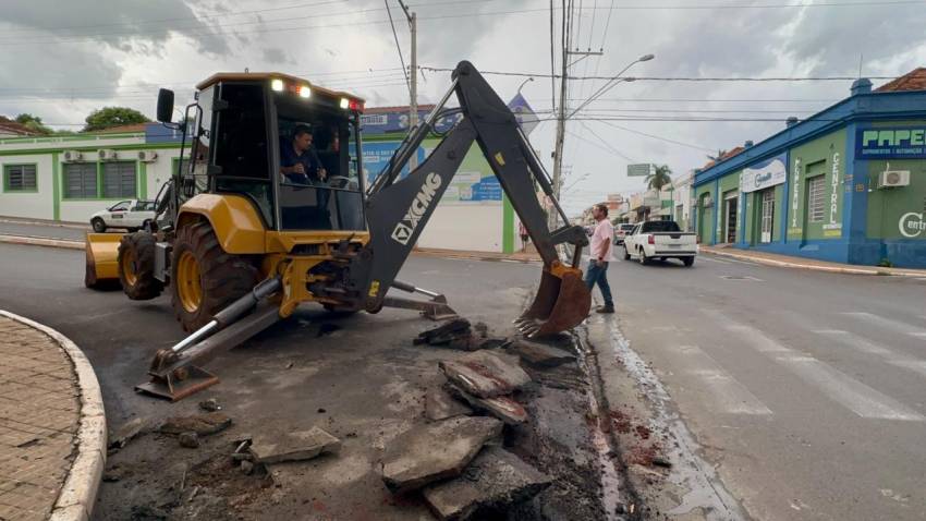 PREFEITURA INICIA A CONSTRUÇÃO DE MAIS UM SARJETÃO NA RUA SALDANHA MARINHO