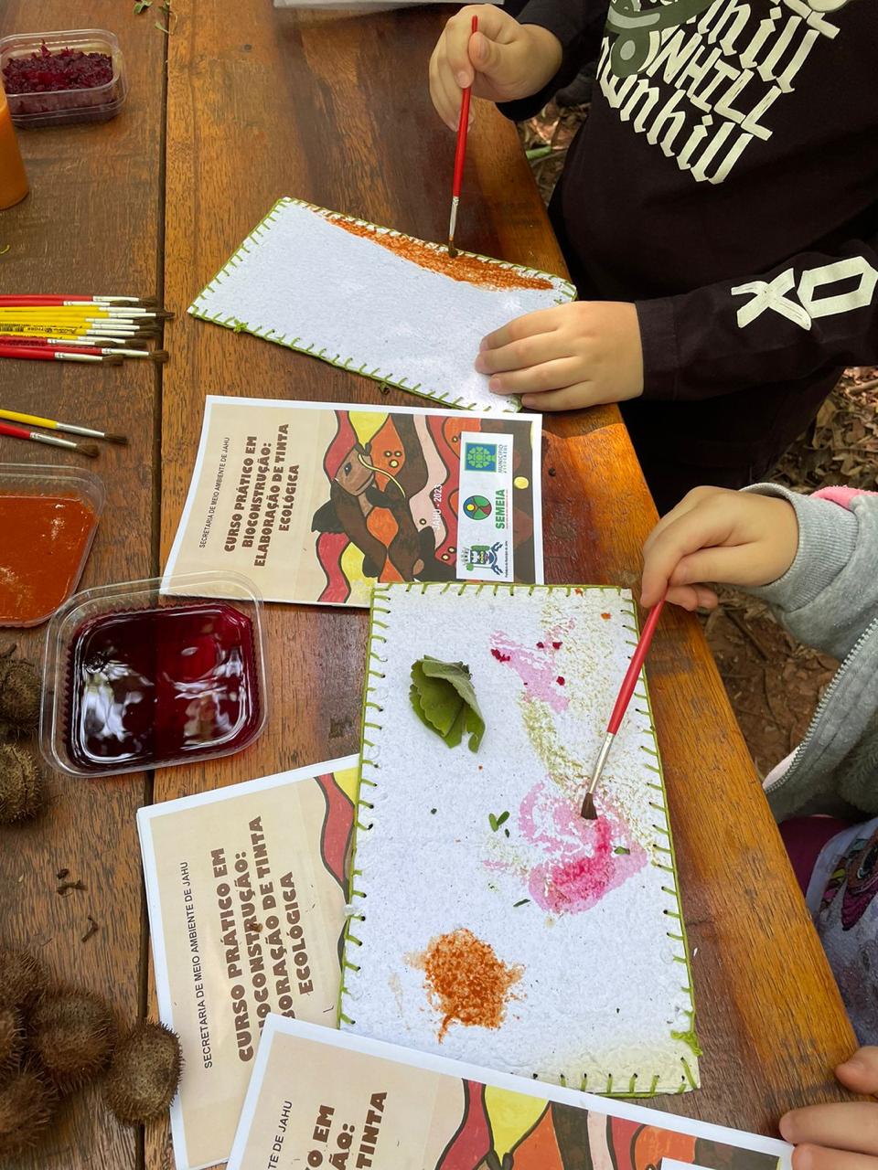 CRIANÇAS E ADULTOS APRENDEM PINTURA COM TINTA ECOLÓGICA