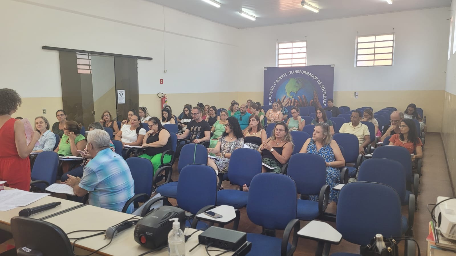 PREPARATIVOS PARA A VOLTA ÀS AULAS: GESTORES ESCOLARES PARTICIPAM DE REUNIÃO