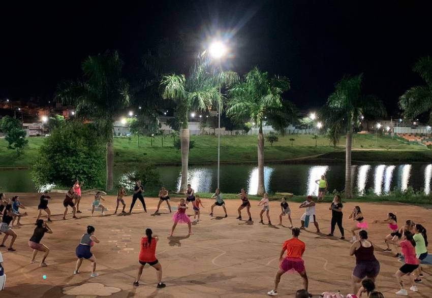 AGITA VERÃO CHEGA AO FIM COM MUITA DANÇA NO LAGO DO SILVÉRIO
