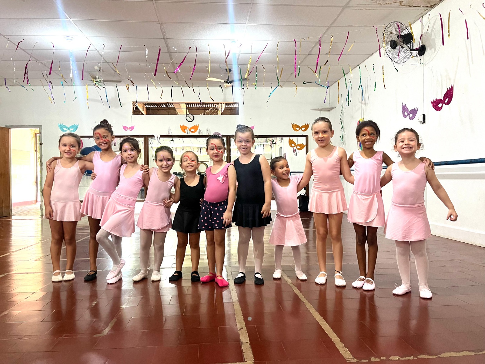 AULAS DE BALÉ NO RITMO DO CARNAVAL