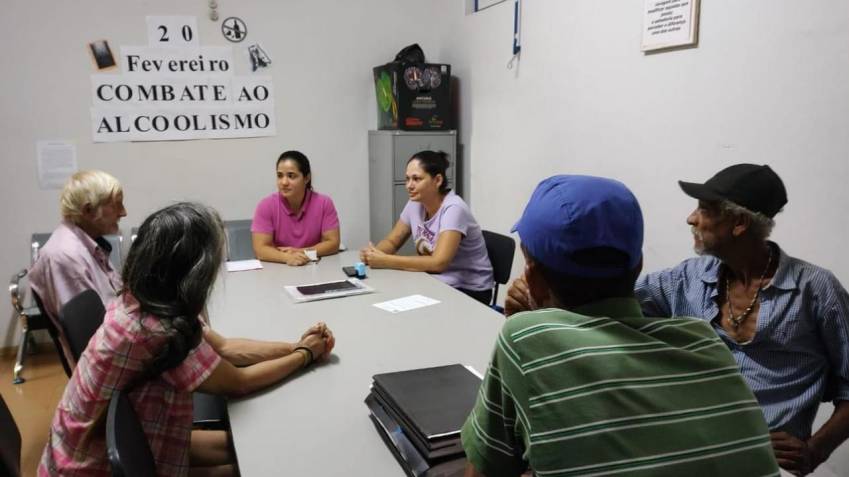 PALESTRA NO CAPS ABORDA PREVENÇÃO E COMBATE AO ALCOOLISMO