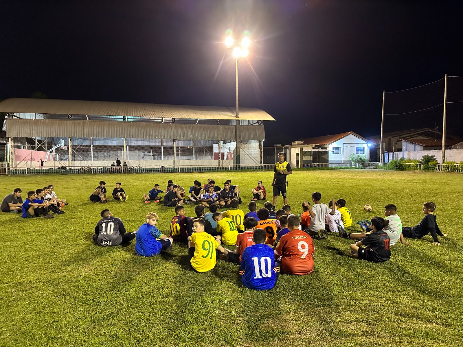 PREFEITURA OFERECE AULAS GRATUITAS DE FUTEBOL NO BALNEÁRIO