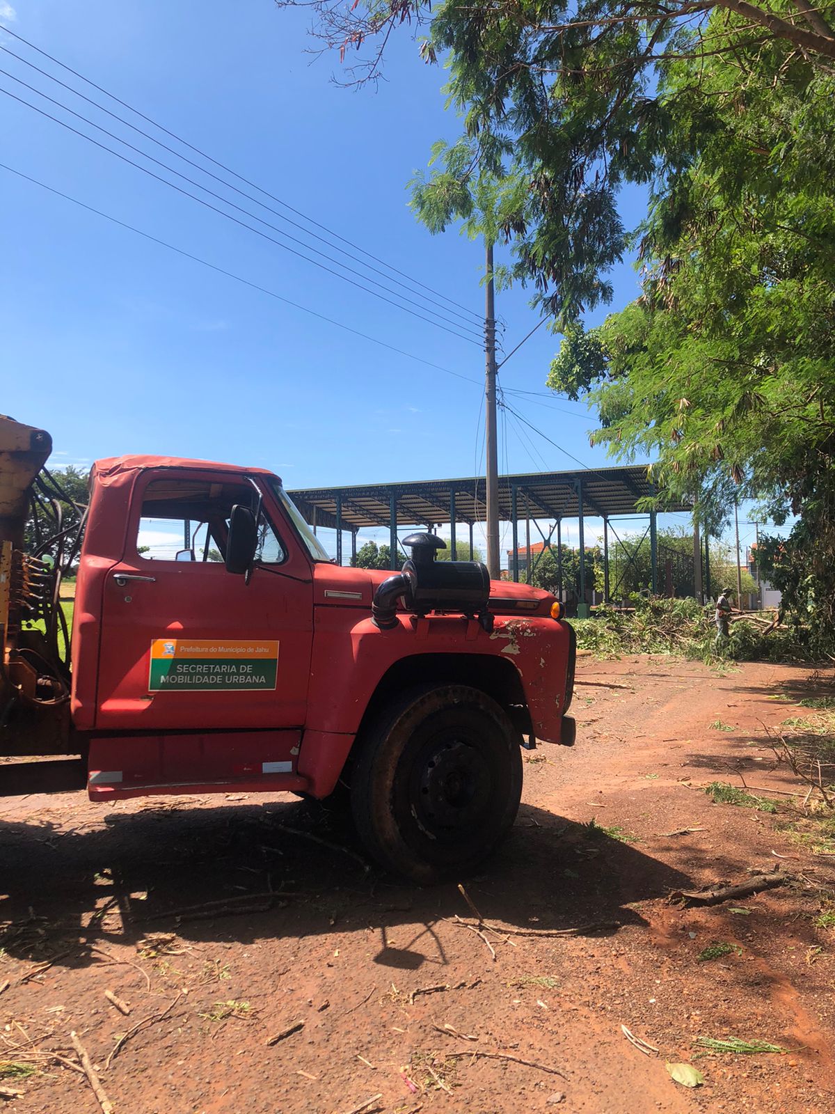 PREFEITURA REALIZA DESOBSTRUÇÃO DE VIAS E REDE ELÉTRICA NO JARDIM PADRE AUGUSTO SANI