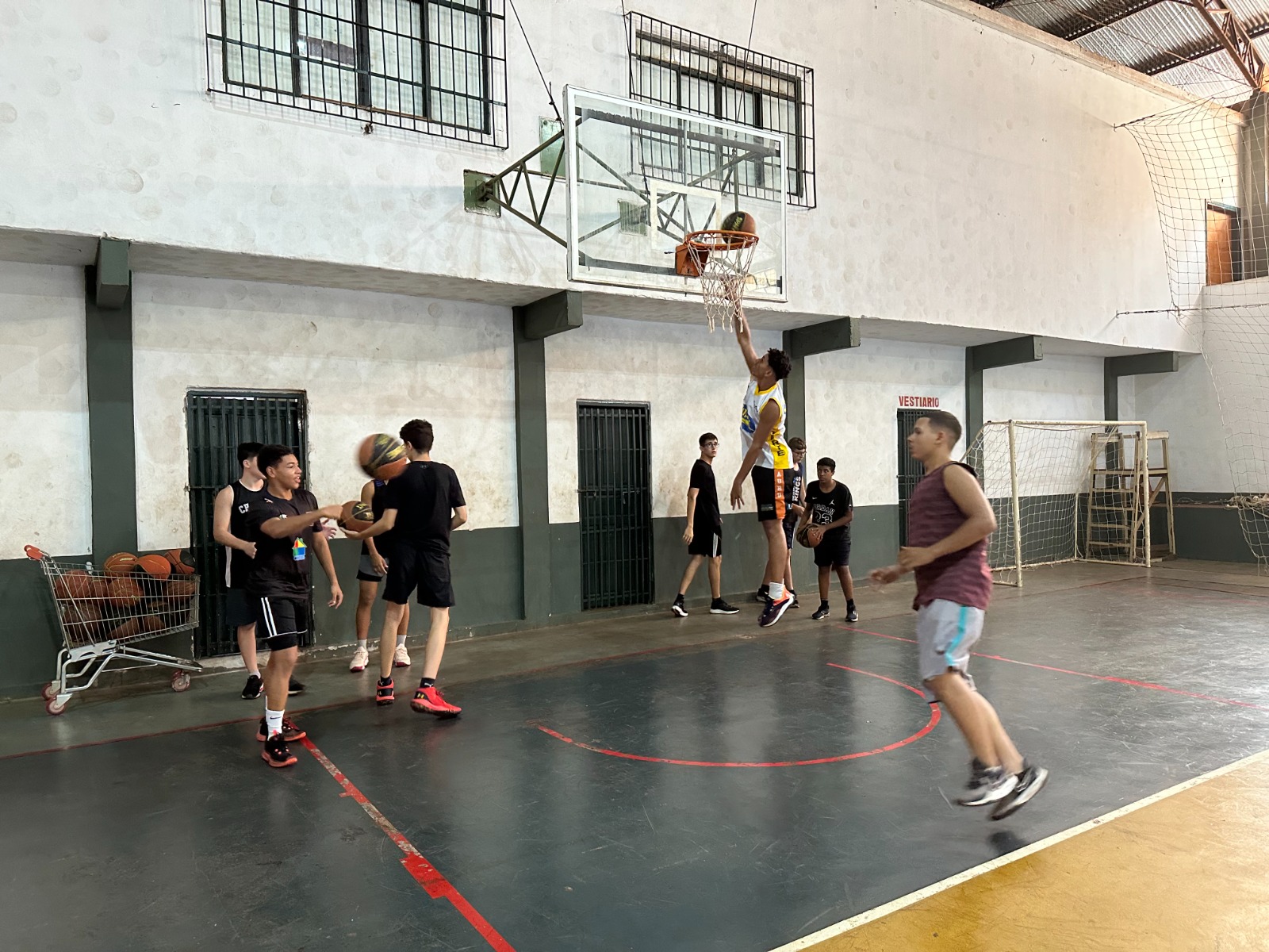 PREFEITURA OFERECE AULAS GRATUITAS DE BASQUETE PARA MENINOS