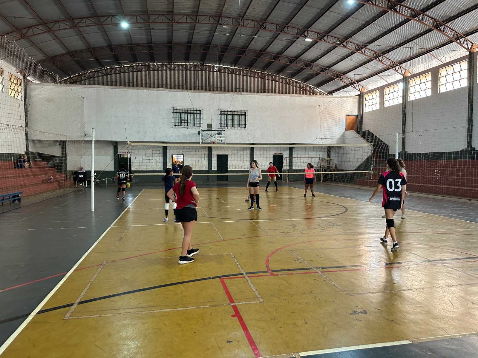PREFEITURA OFERECE AULAS GRATUITAS DE VÔLEI FEMININO