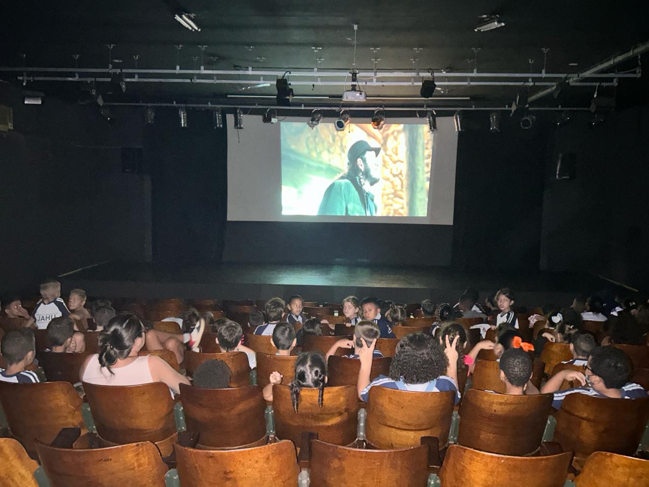 CRIANÇAS DA EMEF DR. PÁDUA SALLES NO CINEMA - SESSÕES SÃO PARTE DE PROJETO LITERÁRIO