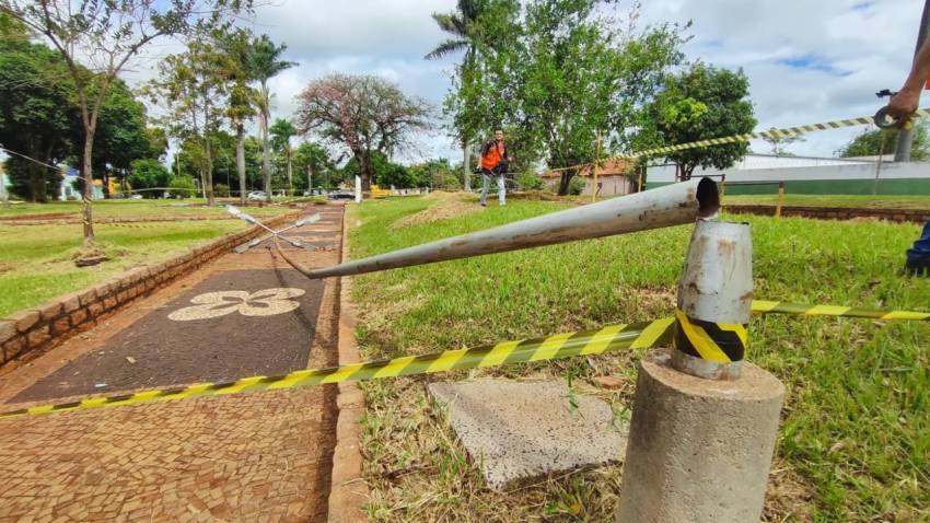 VENTOS DERRUBAM POSTES NA PRAÇA DO TIRO DE GUERRA