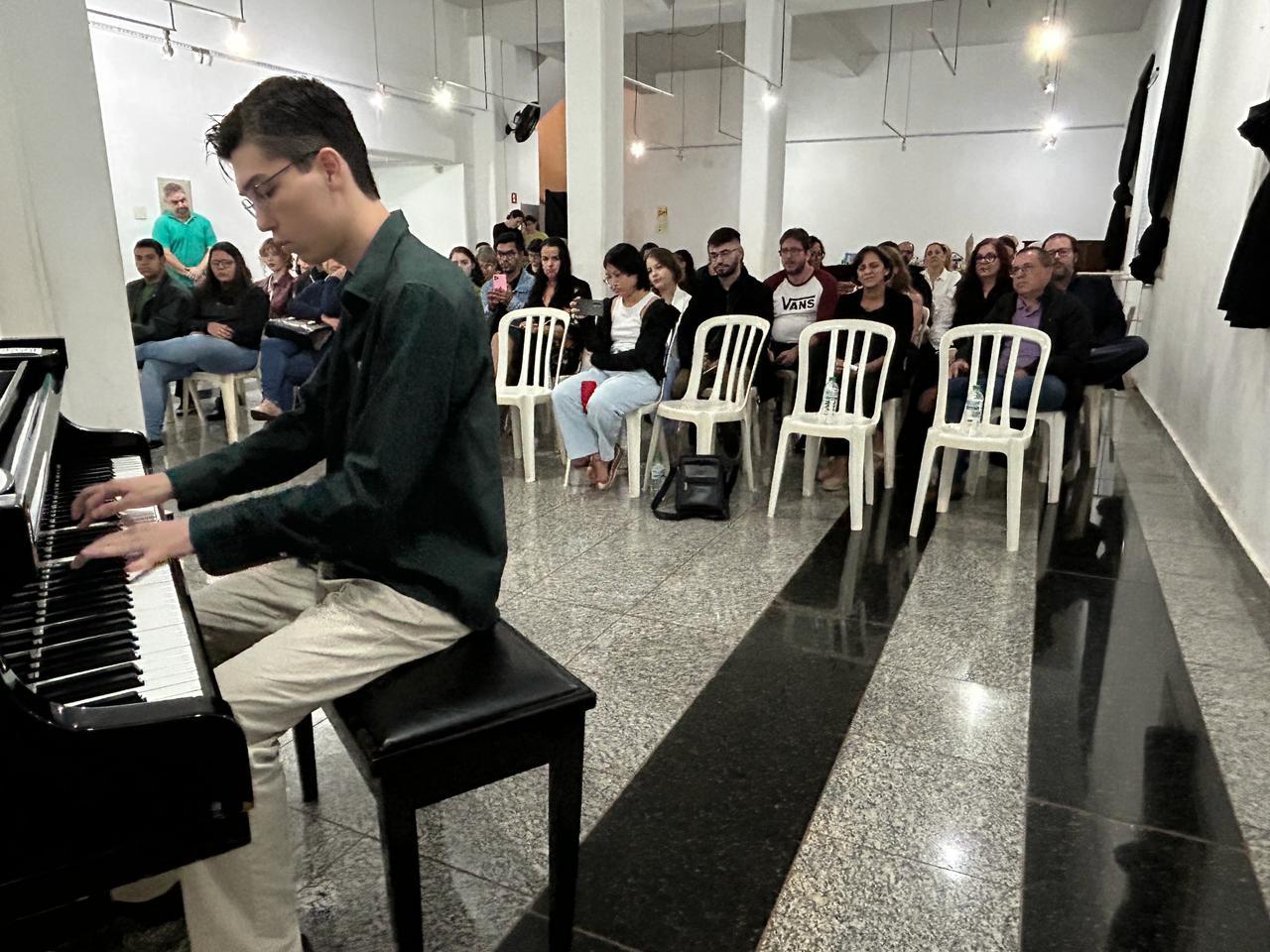 RECITAL DE PIANO ENCANTA PLATEIA