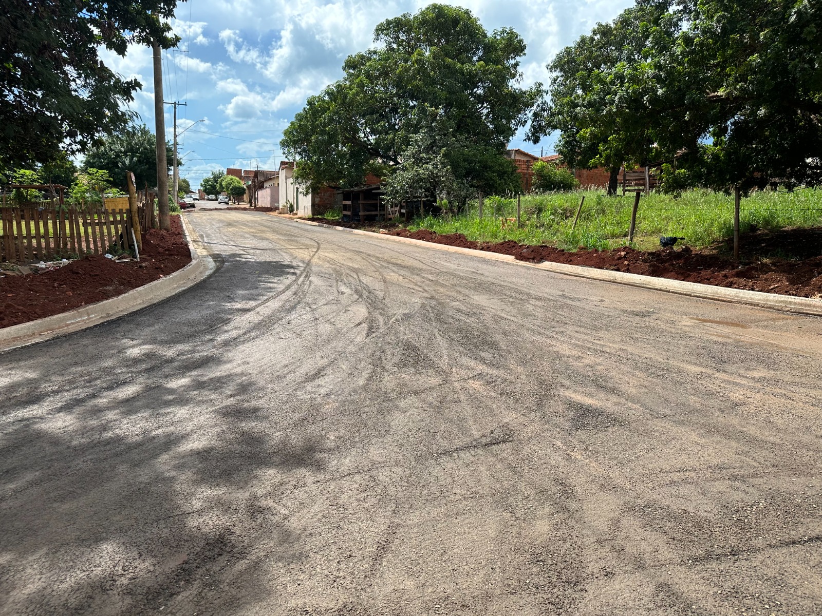 PREFEITURA REALIZA PAVIMENTAÇÃO DE VIAS DE TERRA