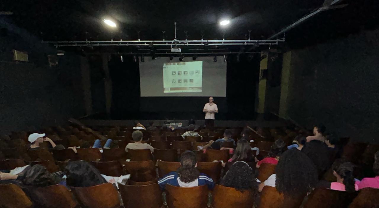 ESTUDANTES DA ESCOLA PROF. JOSÉ NICOLAU PIRÁGINE PARTICIPAM DE OFICINA DO PONTOS MIS