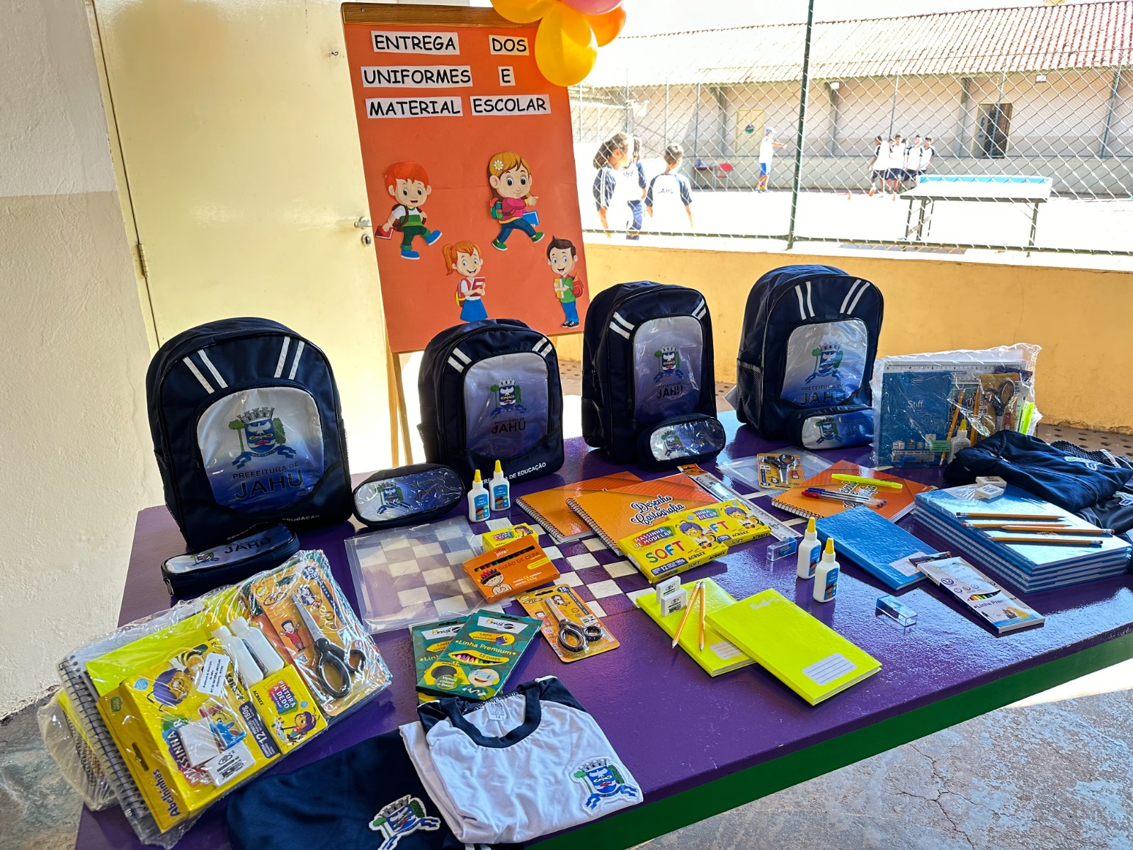 PELO TERCEIRO ANO SEGUINDO, PREFEITURA REALIZA ENTREGA KITS DE MATERIAIS E UNIFORMES ESCOLARES PARA ALUNOS DA REDE MUNICIPAL