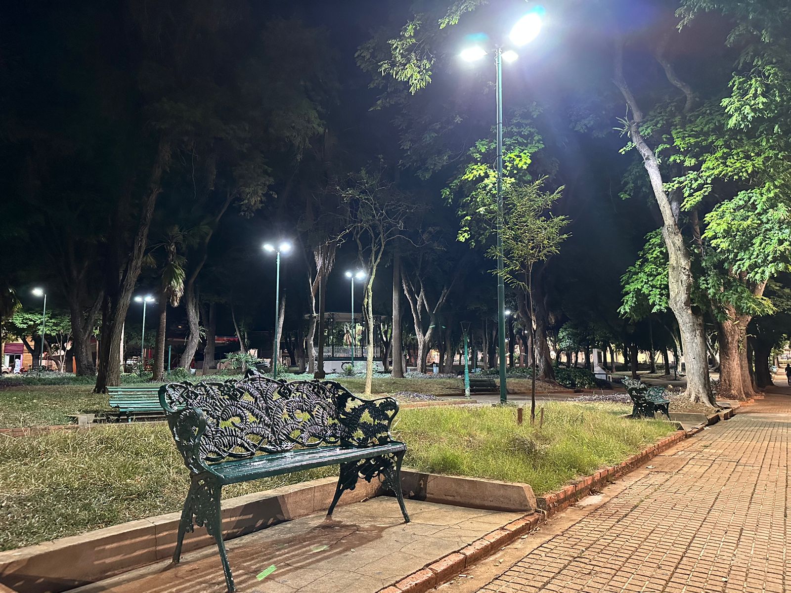PREFEITURA IMPLEMENTA MELHORIAS NA ILUMINAÇÃO DE MAIS PRAÇAS