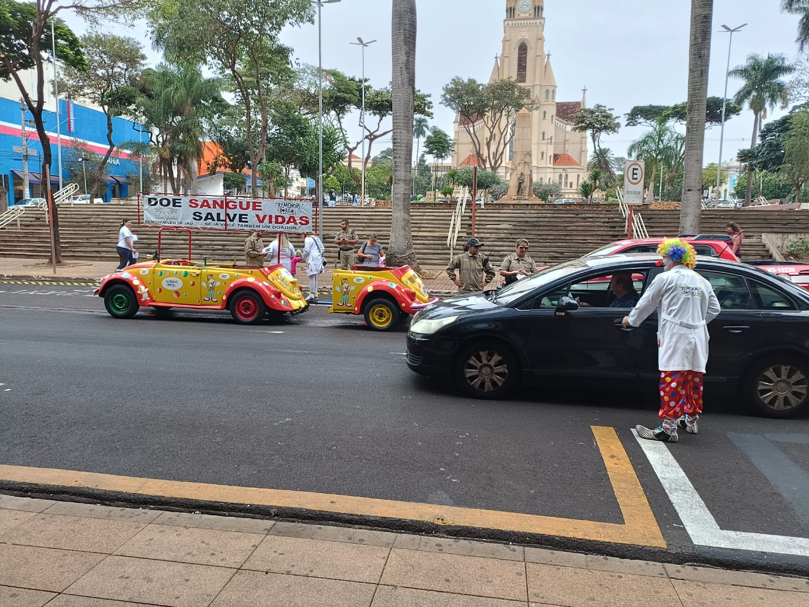 MAIO AMARELO: BLITZ EDUCATIVA PROMOVE CONSCIENTIZAÇÃO NO TRÂNSITO