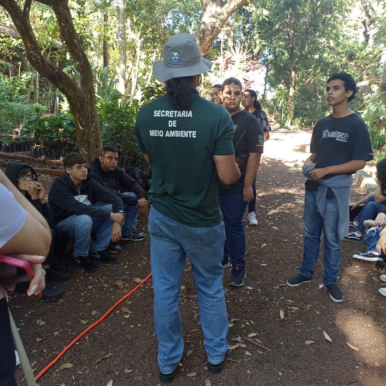 ESTUDANTES DA EE DR. TOLENTINO MIRAGLIA APRENDEM NO HORTO SOBRE EFEITOS DAS AÇÕES CAUSADAS PELO HOMEM