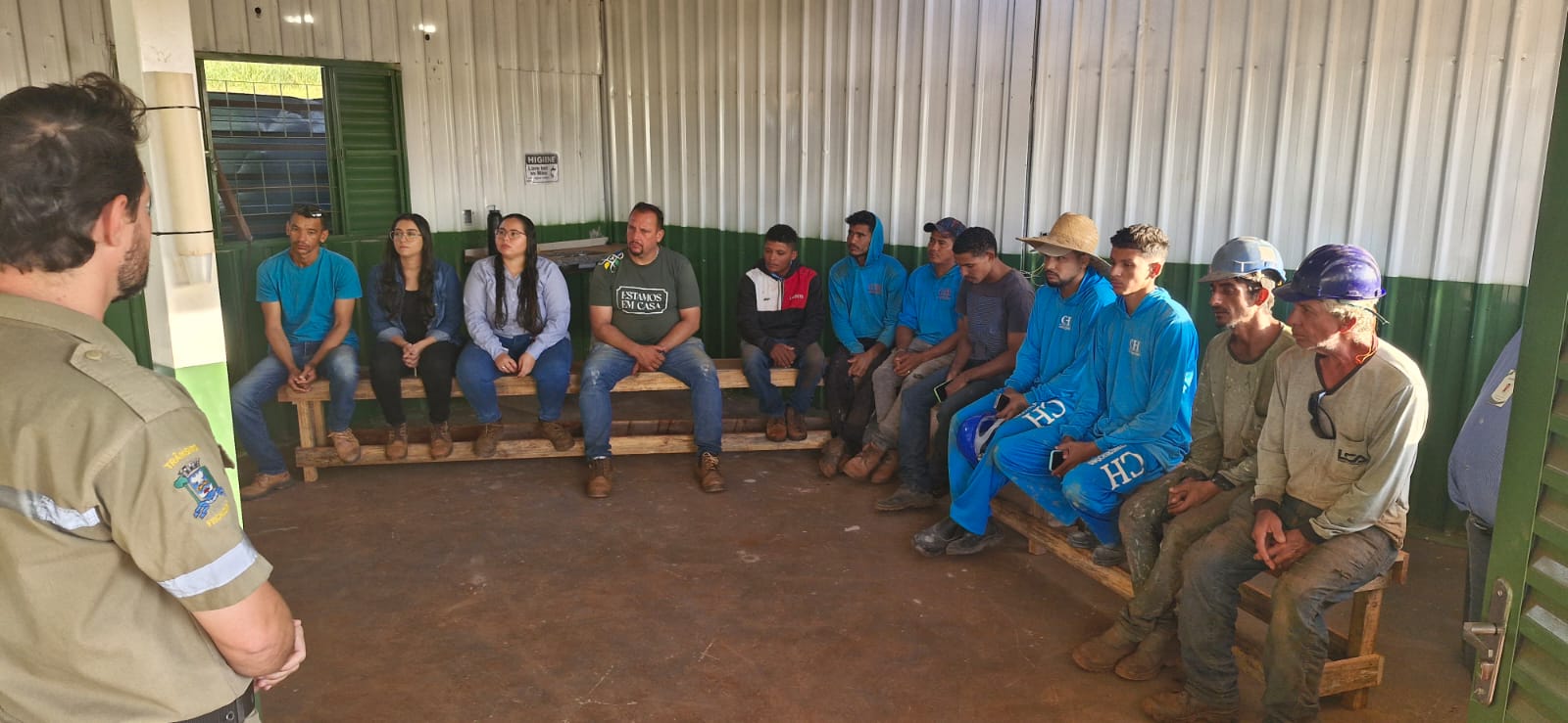 MAIO AMARELO: PREFEITURA PROMOVE PALESTRA EM CANTEIRO DE OBRAS
