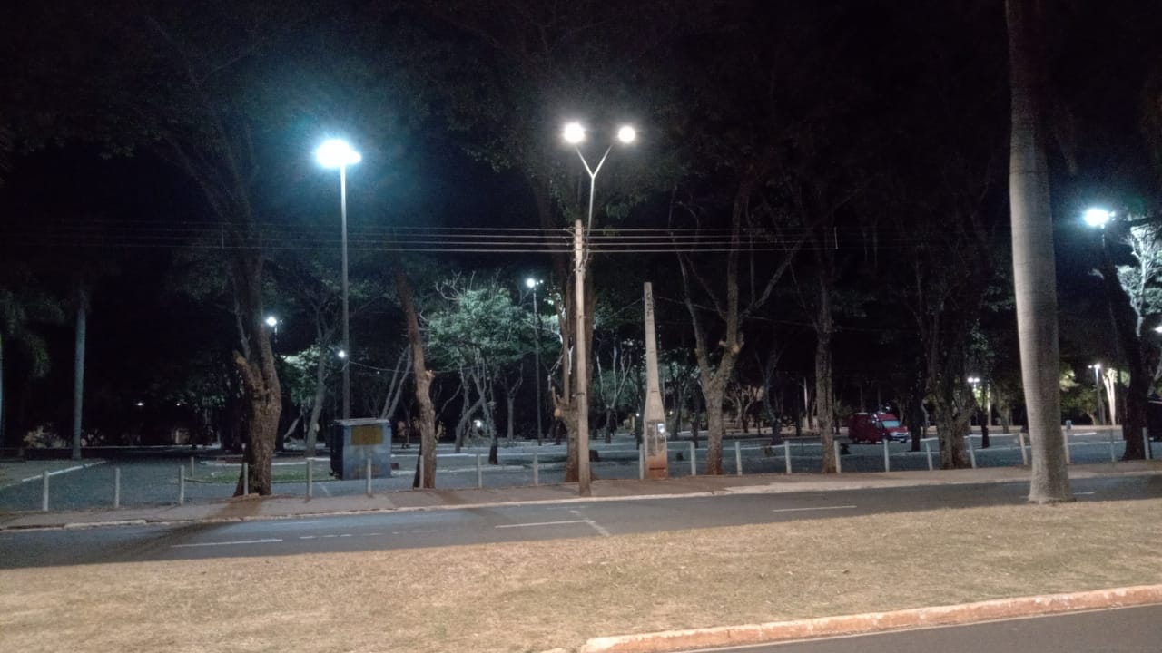 PREFEITURA MODERNIZA SISTEMA DE ILUMINAÇÃO NO ESTACIONAMENTO DO FLÁVIO DE MELLO