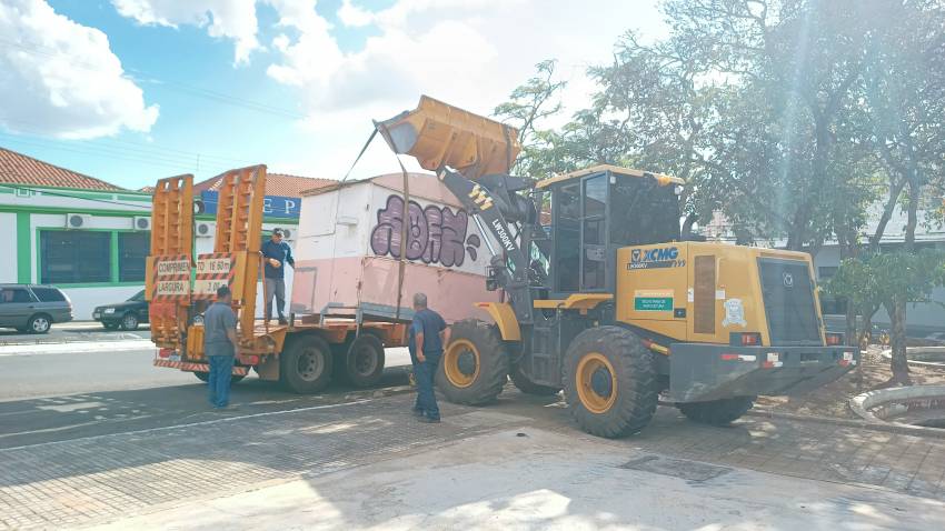 PREFEITURA REALIZA REMOÇÃO DE TRAILER ABANDONADO NA PRAÇA TANCREDO NEVES