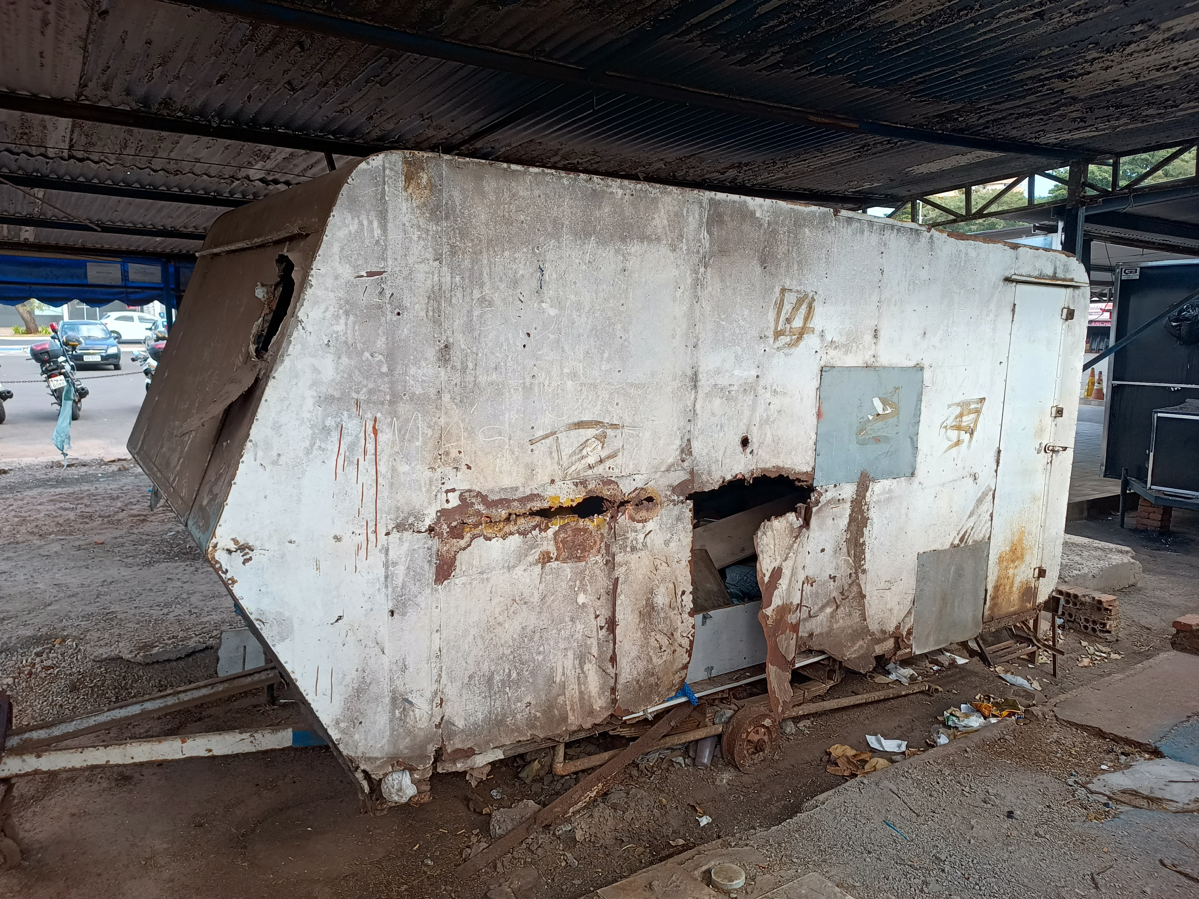 PREFEITURA REMOVE TRAILER ABANDONADO NO BECO