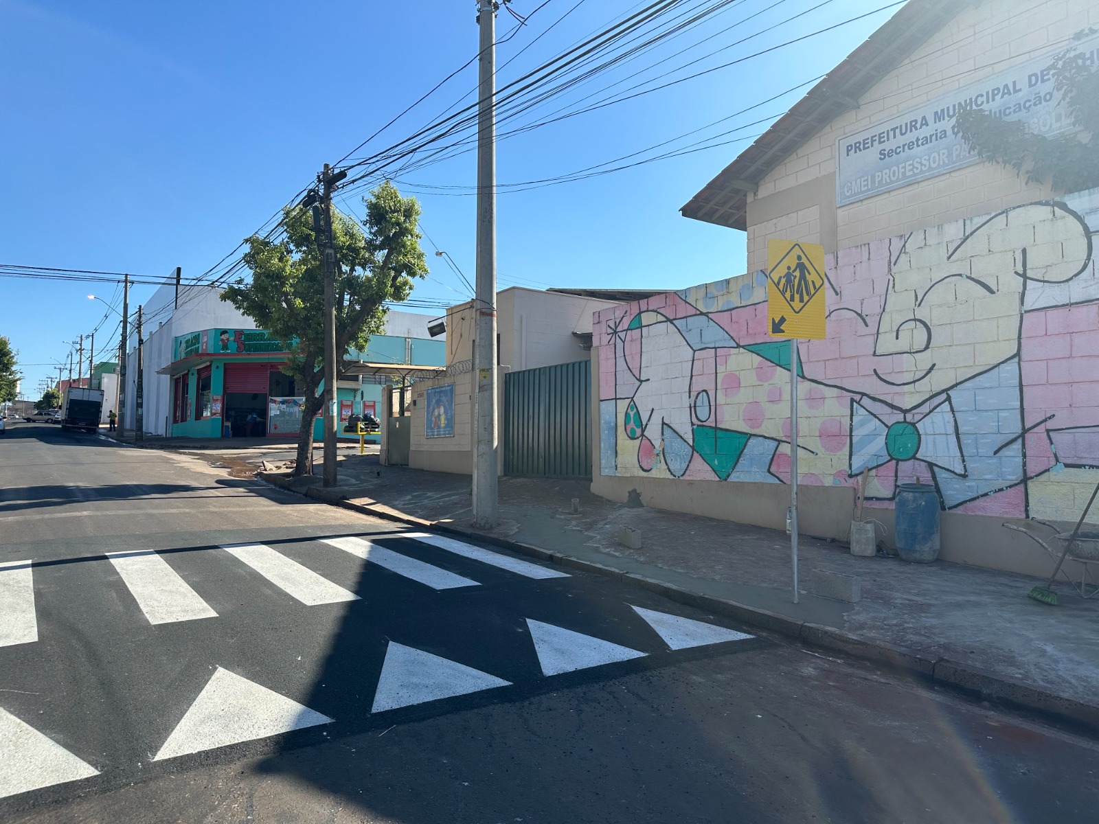 PREFEITURA CONCLUI INSTALAÇÃO DE FAIXA ELEVADA NA REGIÃO DO CMEI PAULO BRISOLA TAVARES