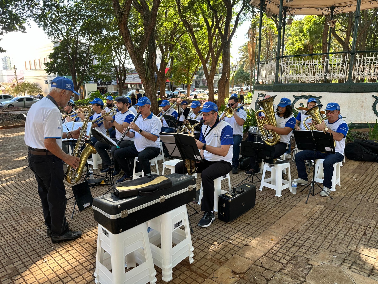 FIM DE SEMANA COM CINEMA NOS BAIRROS E BANDA CARLOS NO JARDIM DE BAIXO