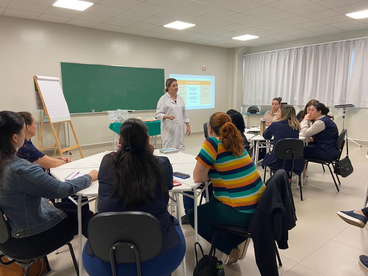 PROFISSIONAIS DA SAÚDE ATUALIZAM CONHECIMENTO SOBRE FERIDAS E CURATIVOS