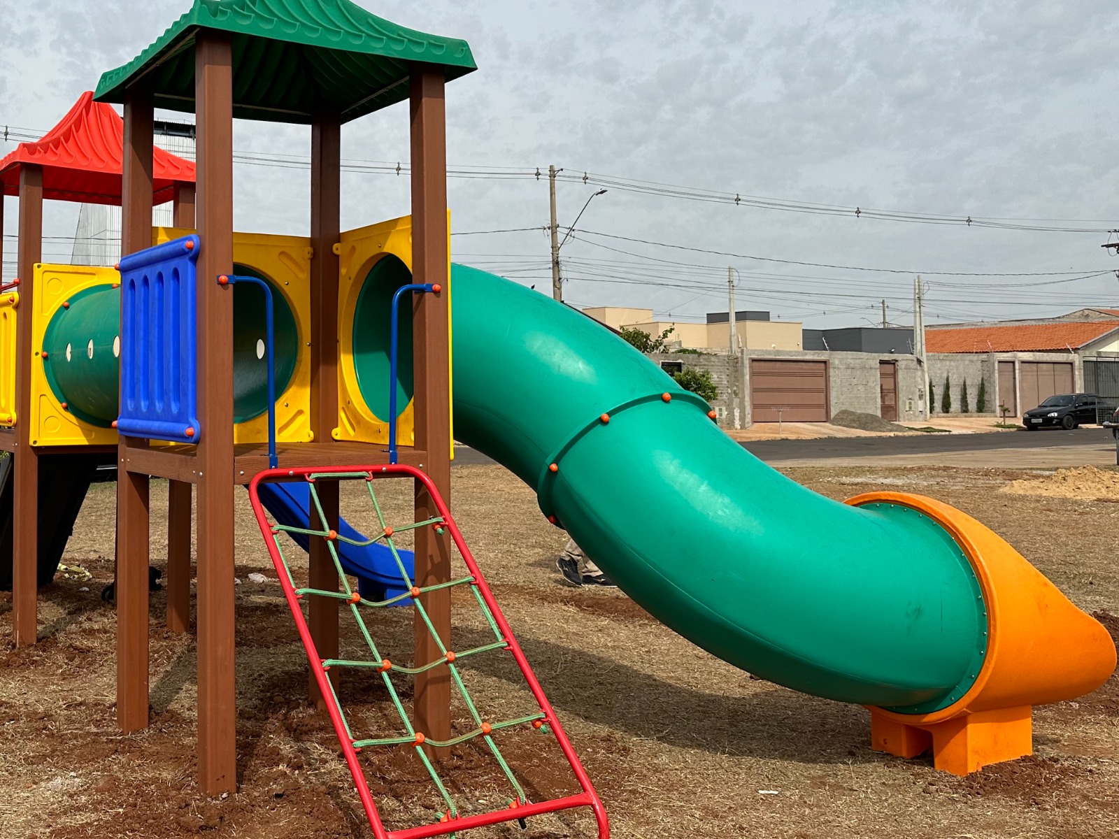 PREFEITURA INICIA INSTALAÇÃO DE NOVOS BRINQUEDOS EM PARQUES DA CIDADE
