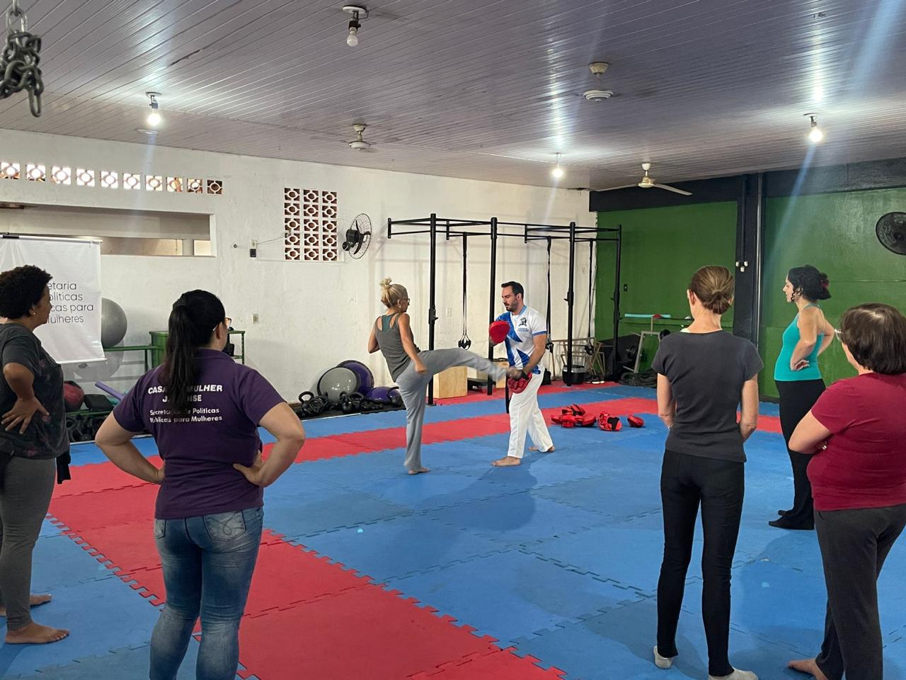 MULHERES COMEÇAM AULAS GRATUITAS DE DEFESA PESSOAL