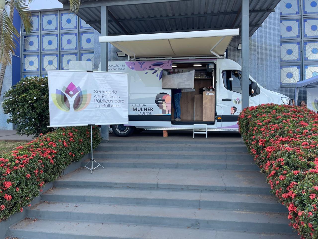 LEI MARIA DA PENHA ITINERANTE SÃO OFERECIDOS À POPULAÇÃO NA IGREJA SÃO JUDAS TADEU