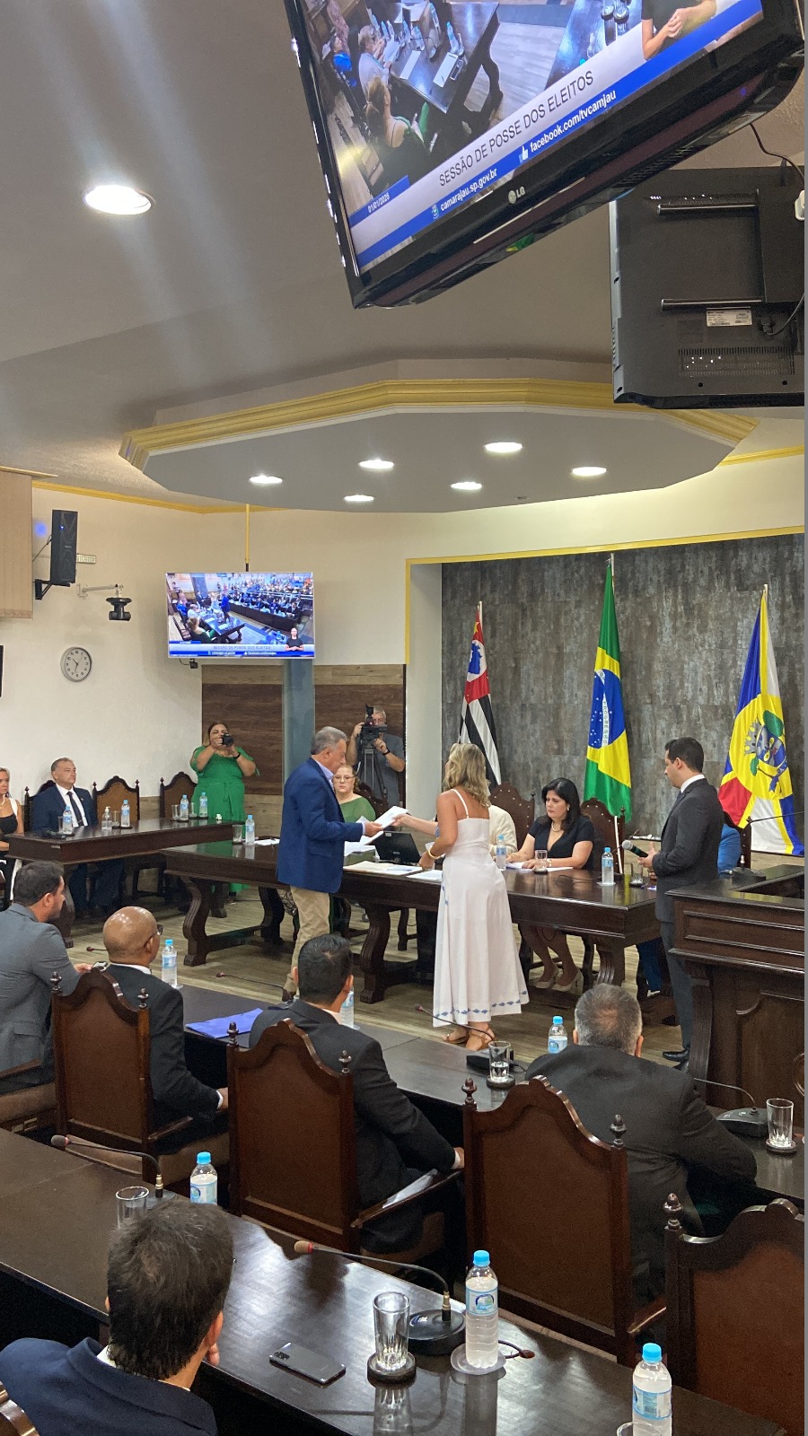 PREFEITO E VICE-PREFEITA TOMAM POSSE