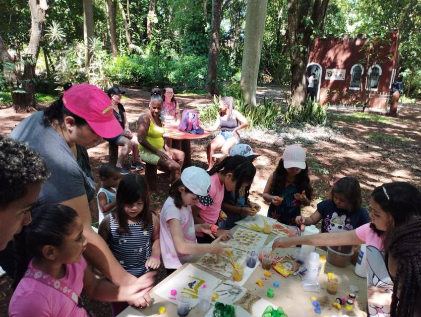 HORTO MUNICIPAL: ADULTOS E CRIANÇAS VIVEM MOMENTOS DE ENCANTAMENTO