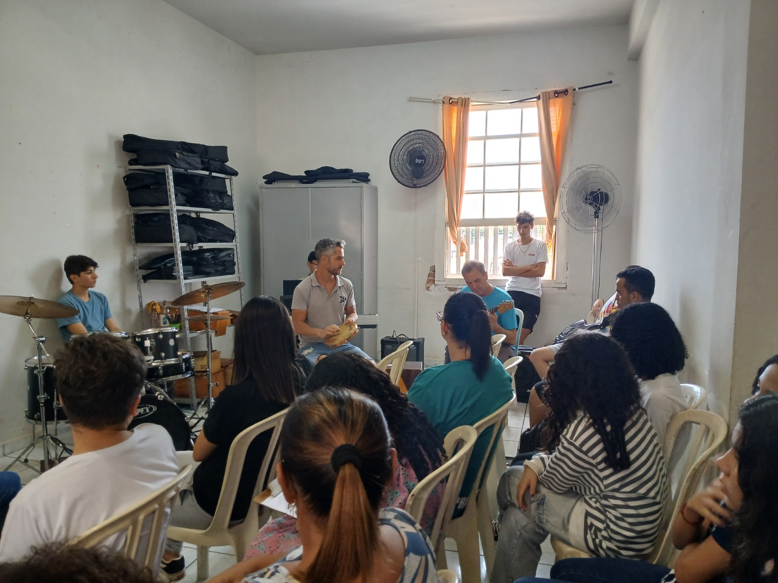 APRENDIZAGEM EM RITMO MUSICAL: ESTUDANTES DA EE NICOLAU PIRÁGINE VISITAM