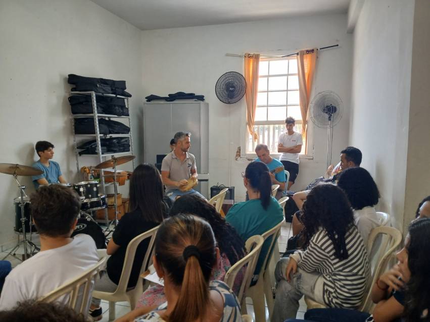 APRENDIZAGEM EM RITMO MUSICAL: ESTUDANTES DA EE NICOLAU PIRÁGINE VISITAM 