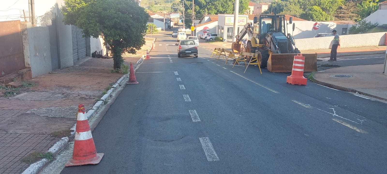 PREFEITURA REALIZA OBRAS EM SARJETÃO NA AVENIDA DO CAFÉ
