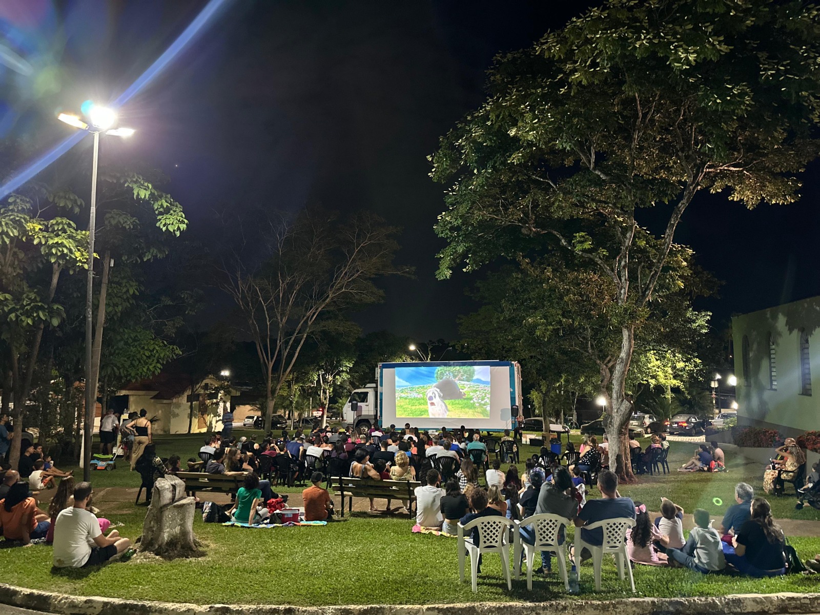 PROJETO LEVA CINEMA GRATUITO A VÁRIOS BAIRROS DA CIDADE