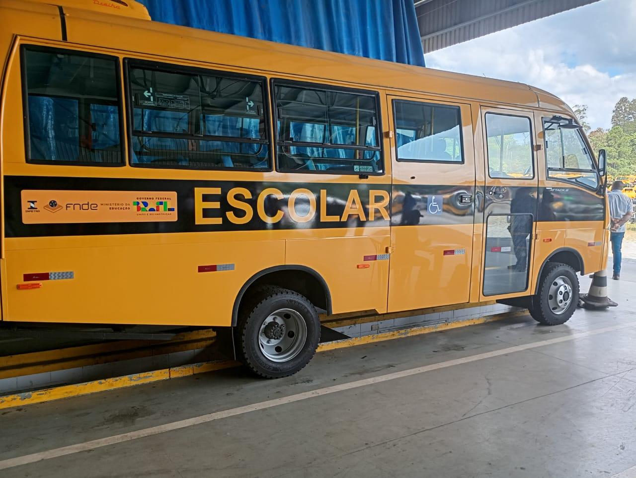 PREFEITURA RECEBE NOVO ÔNIBUS PARA A EDUCAÇÃO