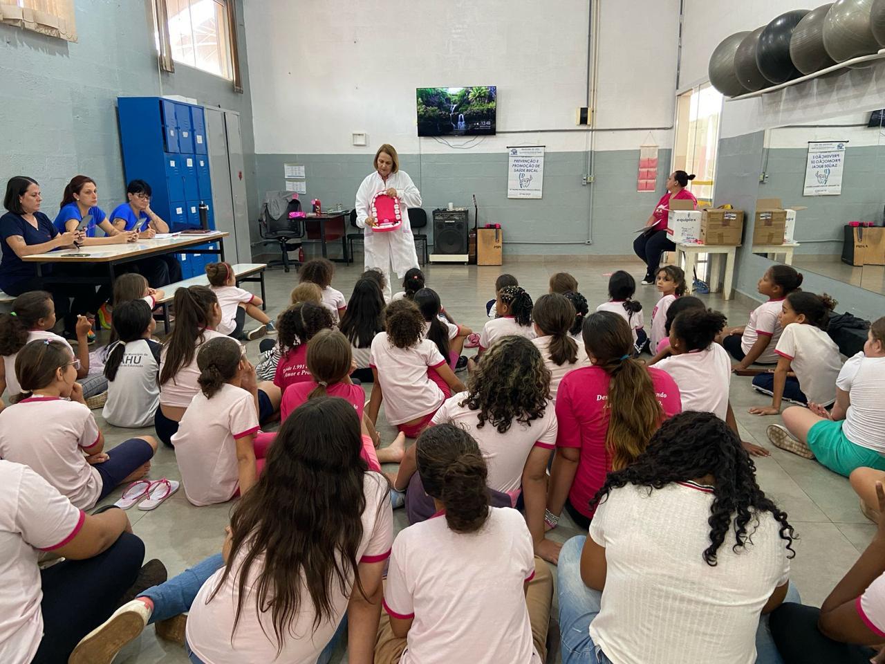 SAÚDE BUCAL: MENINOS E MENINAS RECEBEM KITS DE HIGIENE