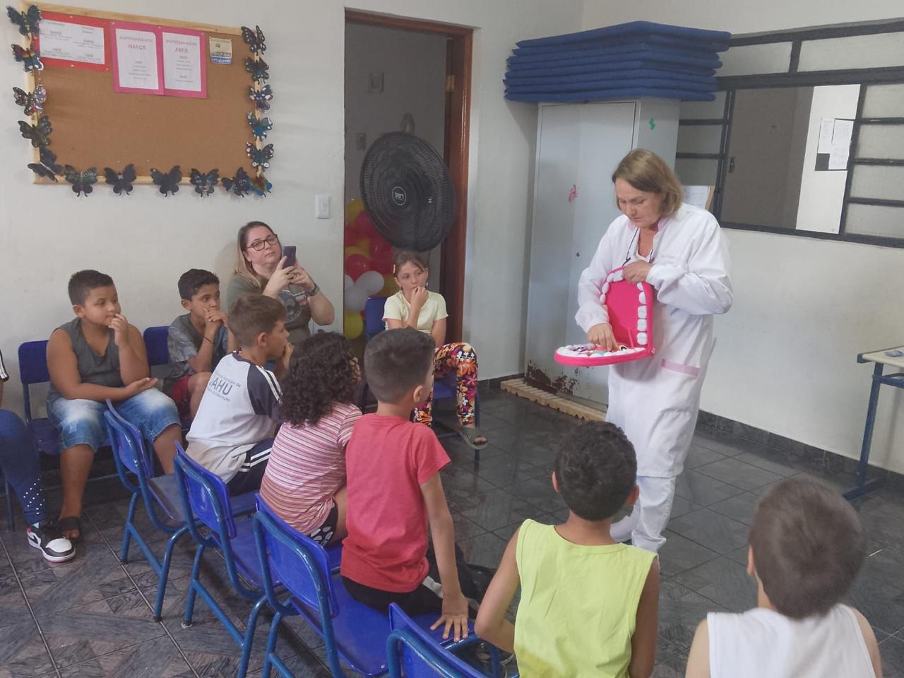 CRIANÇAS APRENDEM SOBRE SAÚDE BUCAL E GANHAM KIT DE HIGIENE