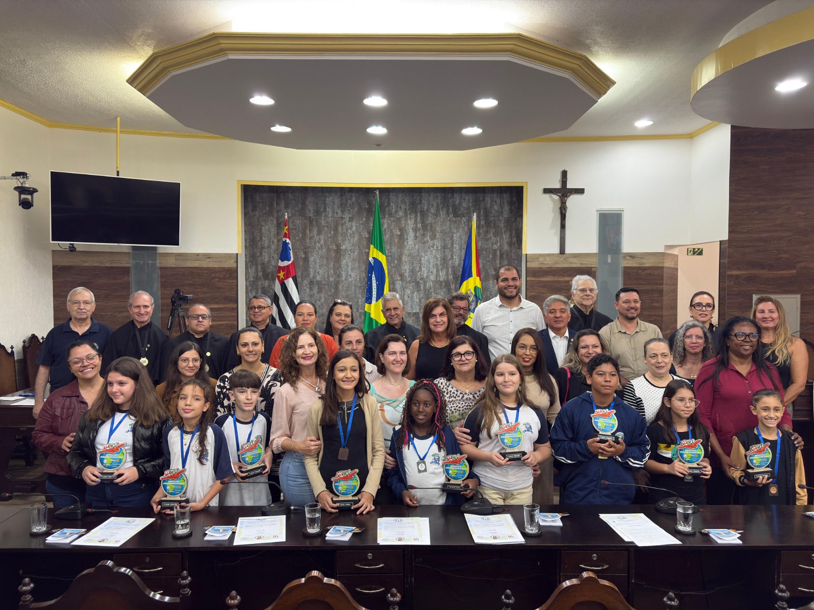 ALUNOS DE ESCOLAS MUNICIPAIS RECEBEM O PRÊMIO JOÃO RIBEIRO DE BARROS