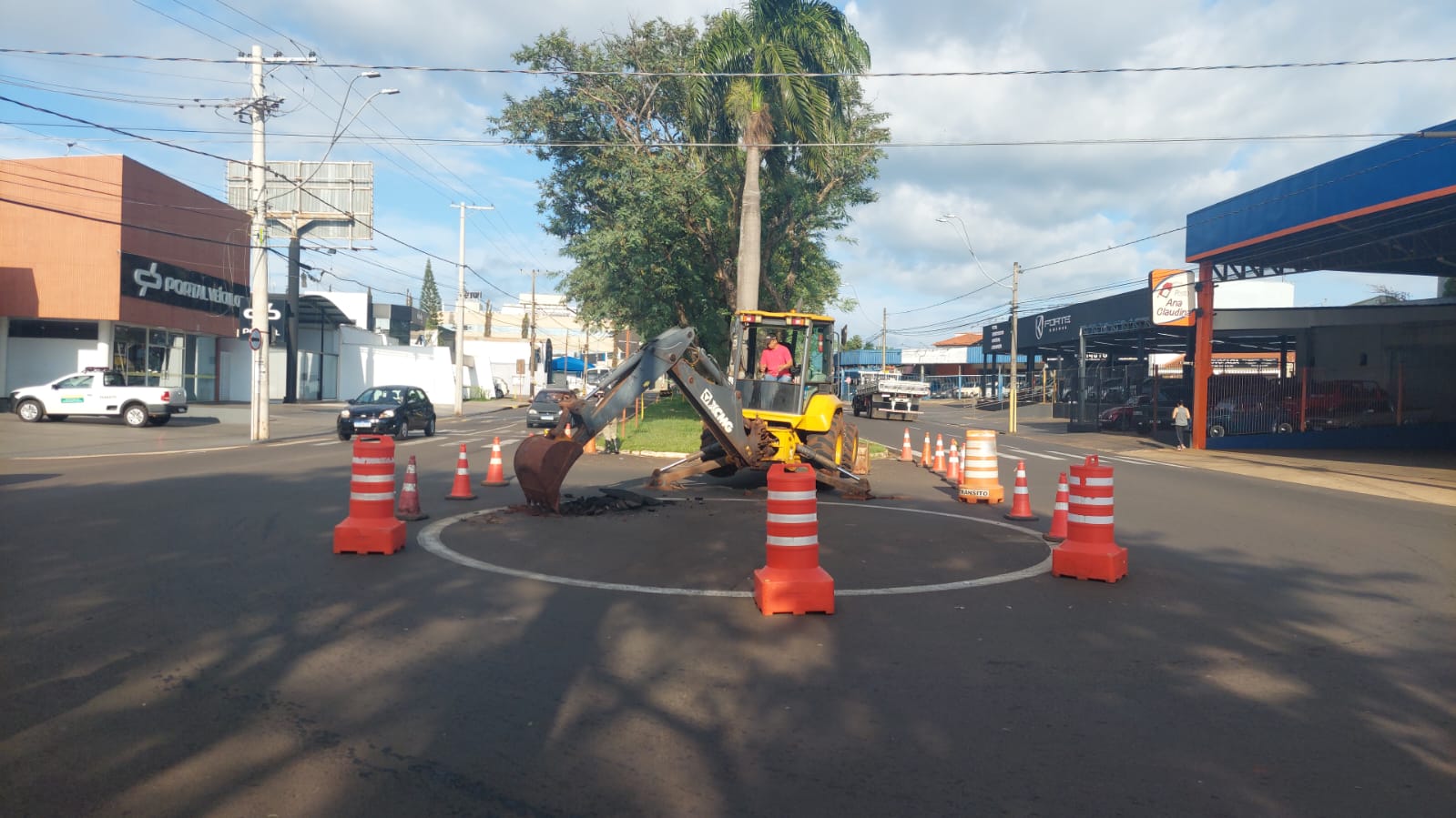 PREFEITURA INICIA OBRAS DE INSTALAÇÃO DE ROTATÓRIA NA AVENIDA ANA CLAUDINA