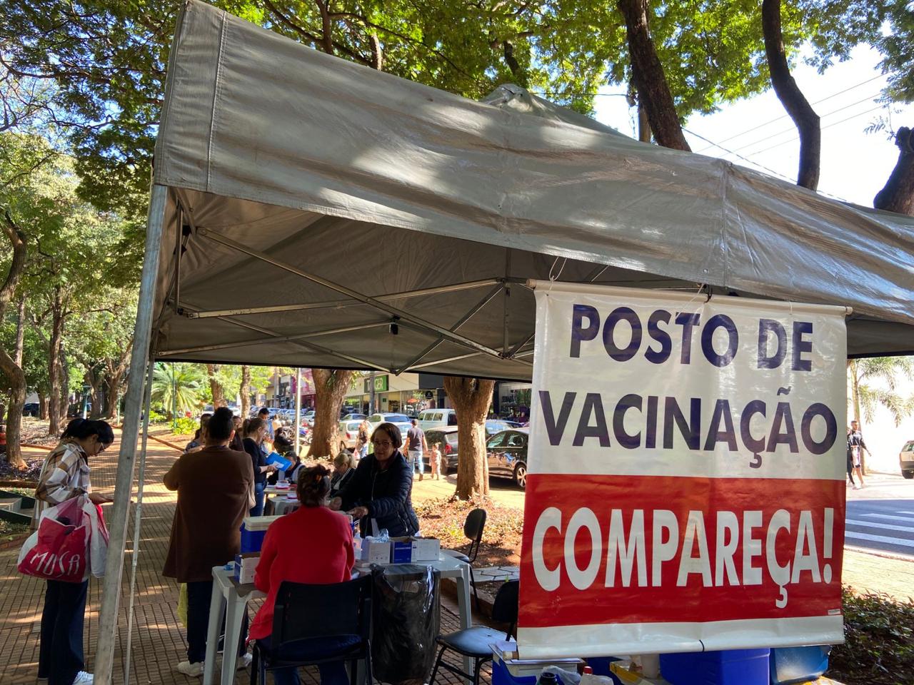 MAIS DE 500 PESSOAS VÃO À PRAÇA TOMAR VACINA CONTRA GRIPE