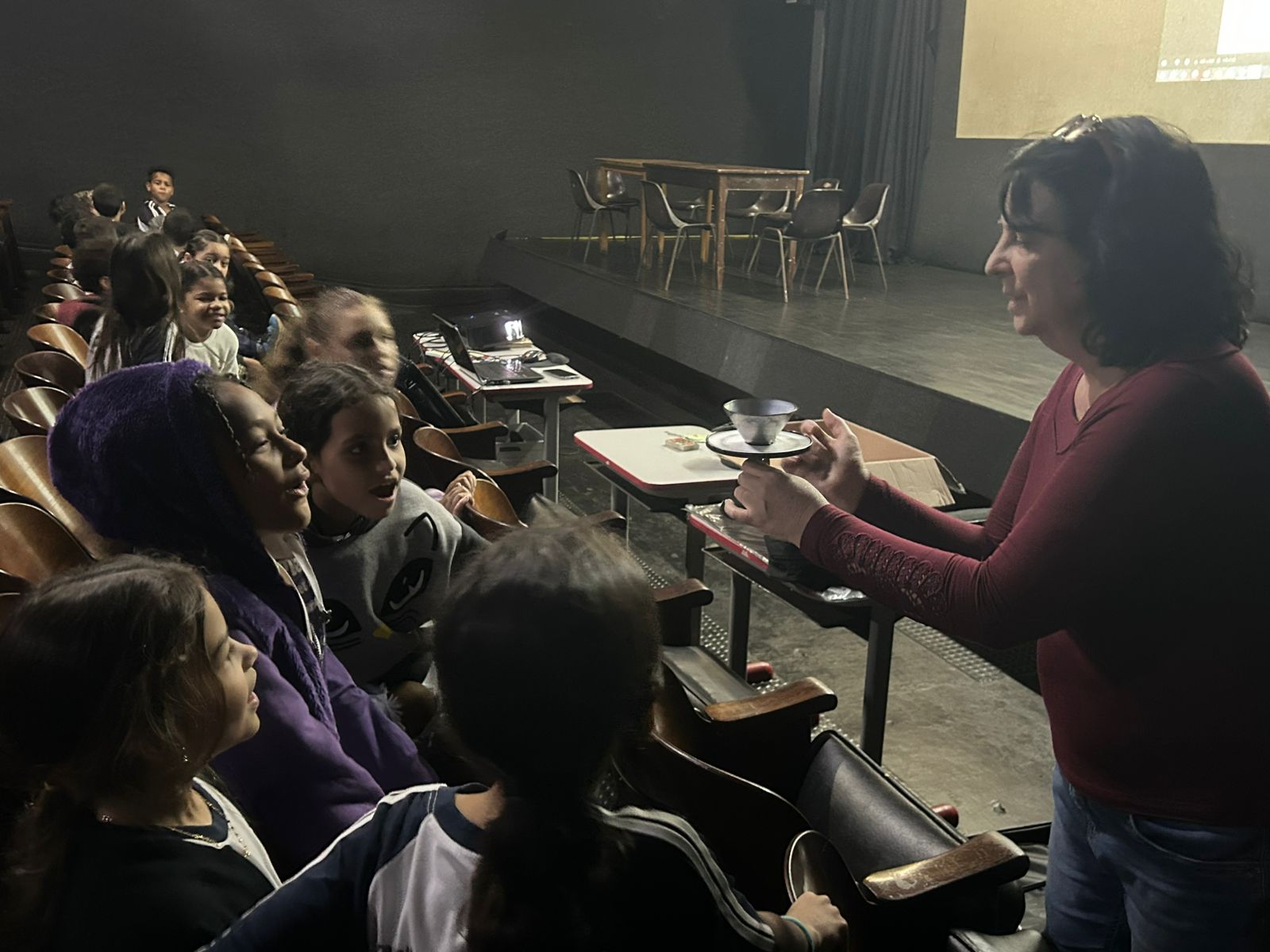CRIANÇAS ESTIMULAM A CRIATIVIDADE COM TEATRO DE SOMBRAS ANIMADO