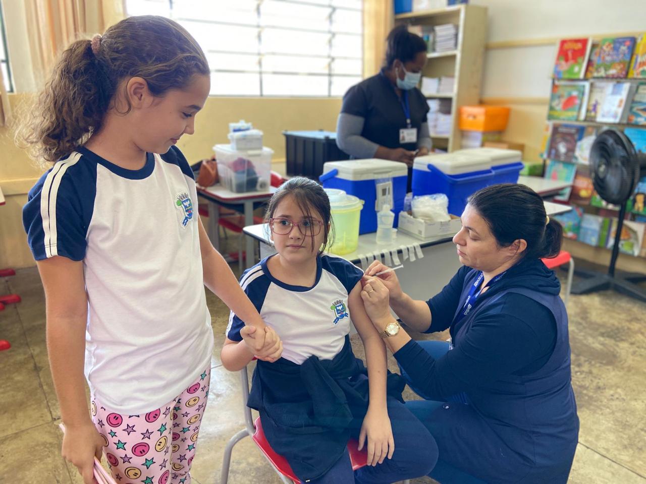 VACINAÇÃO NAS ESCOLAS CONTRA GRIPE: EM 8 DIAS MAIS DE 1200 PESSOAS SÃO VACINADAS