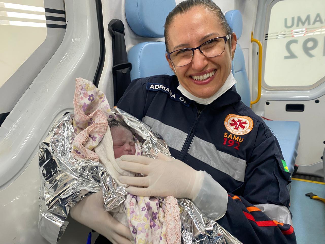 SOCORRISTAS DO SAMU FAZEM PARTO DENTRO DE AMBULÂNCIA