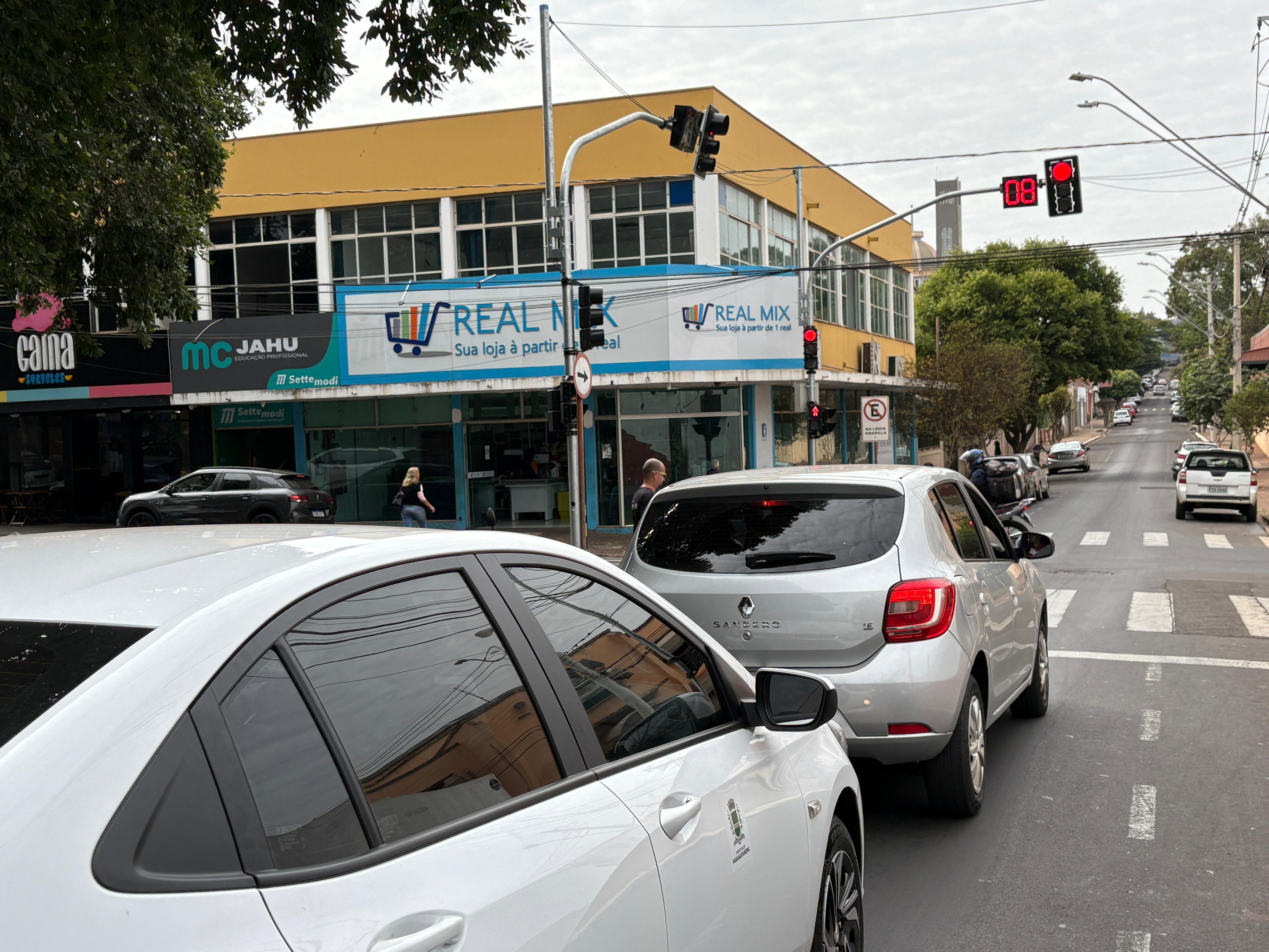 PREFEITURA COLOCA MAIS SEMÁFOROS EM FUNCIONAMENTO